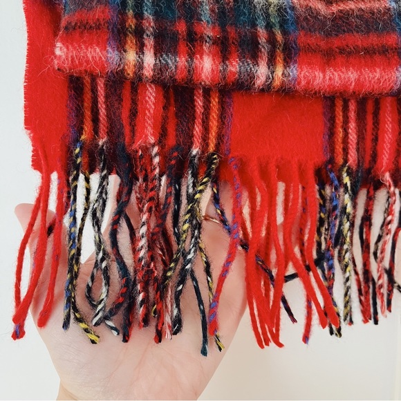 Edinburg 100% Lambswool Tartan Red Green Black Plaid Fringed Scarf - Picture 3 of 5